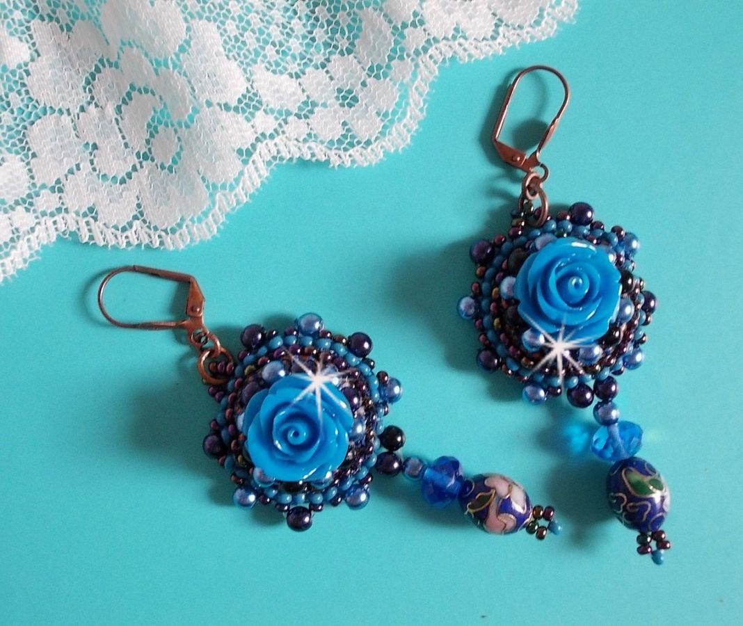 BO Royal Blue Roses brodert med harpiks roser, perleperler, cloisonne porselen anheng, fasetter og rocailles