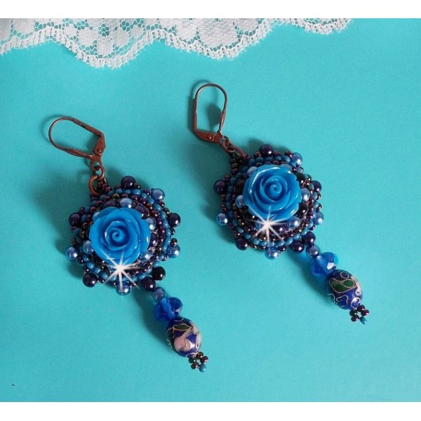 BO Royal Blue Roses brodert med harpiks roser, perleperler, cloisonne porselen anheng, fasetter og rocailles