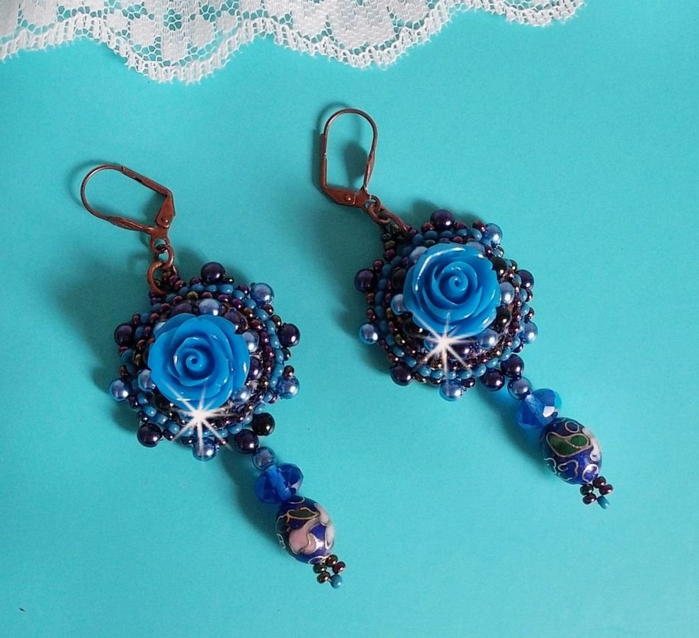 BO Royal Blue Roses brodert med harpiks roser, perleperler, cloisonne porselen anheng, fasetter og rocailles