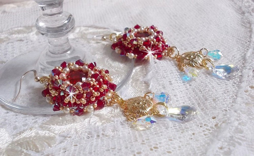 BO Rubiner brodert med Sawarovski-krystaller, perleperler, filigranstempler og 14 karat gull Fyllte ørekroker