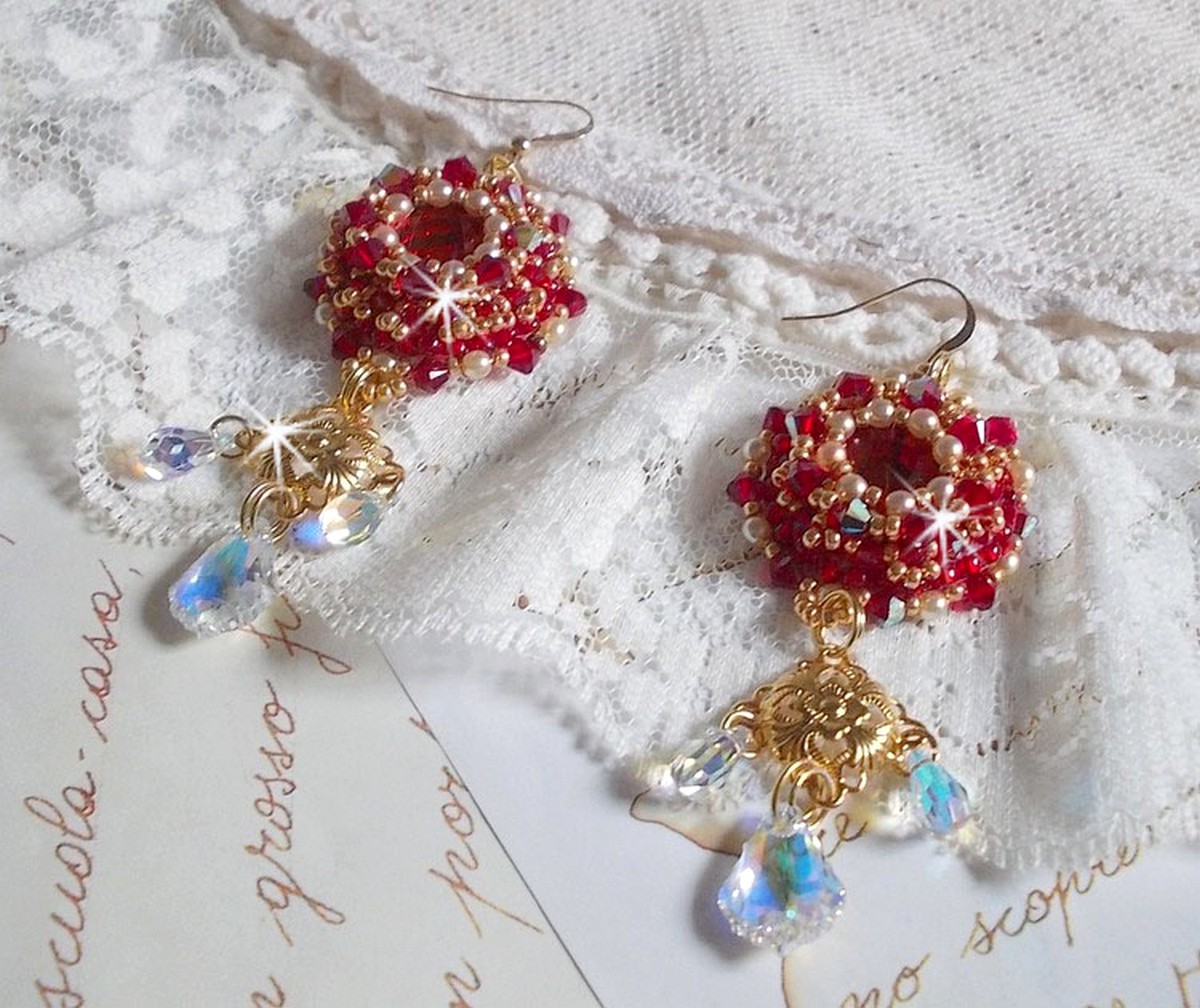 BO Rubiner brodert med Sawarovski-krystaller, perleperler, filigranstempler og 14 karat gull Fyllte ørekroker