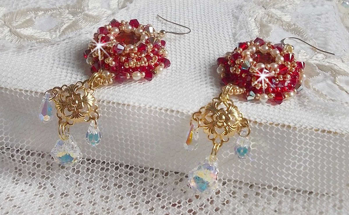 BO Rubiner brodert med Sawarovski-krystaller, perleperler, filigranstempler og 14 karat gull Fyllte ørekroker