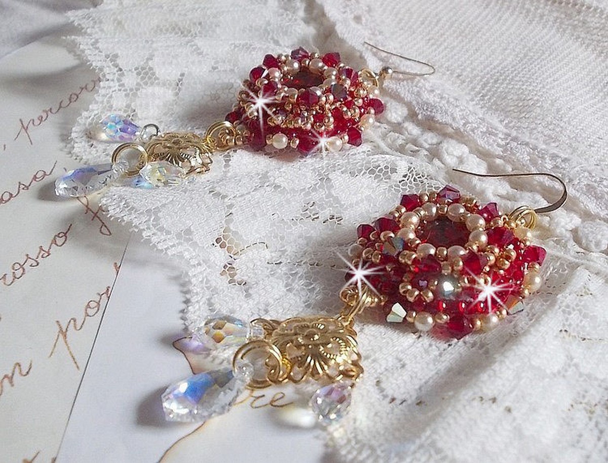 BO Rubiner brodert med Sawarovski-krystaller, perleperler, filigranstempler og 14 karat gull Fyllte ørekroker