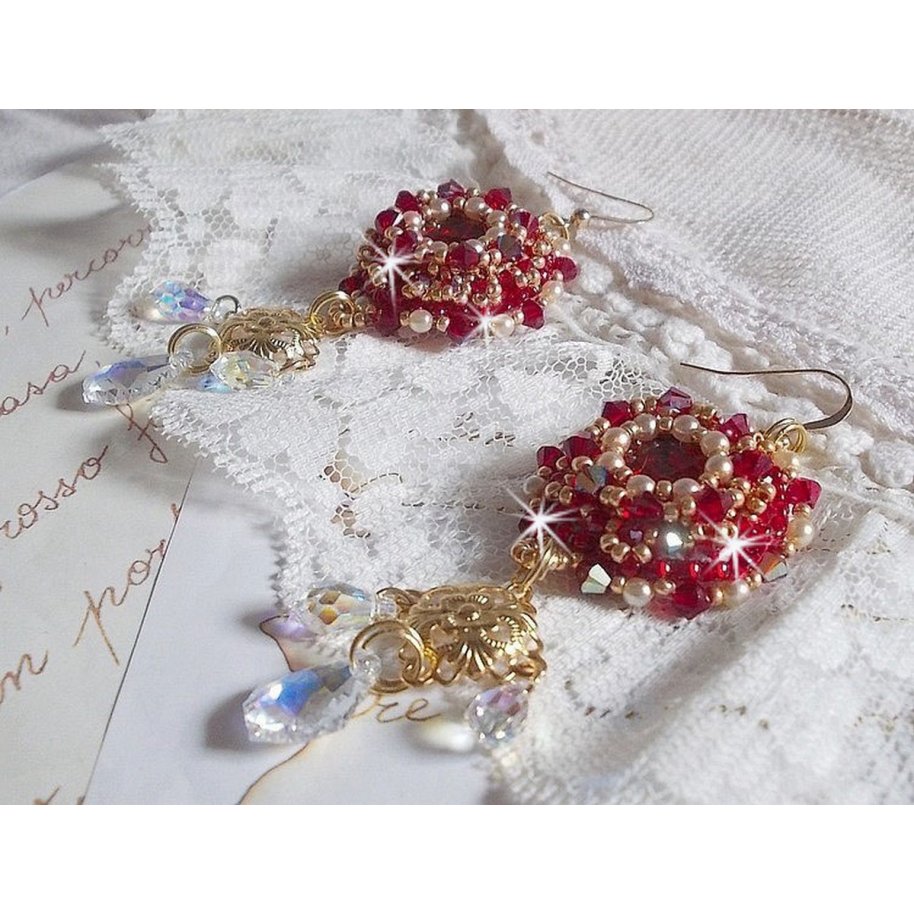 BO Rubiner brodert med Sawarovski-krystaller, perleperler, filigranstempler og 14 karat gull Fyllte ørekroker