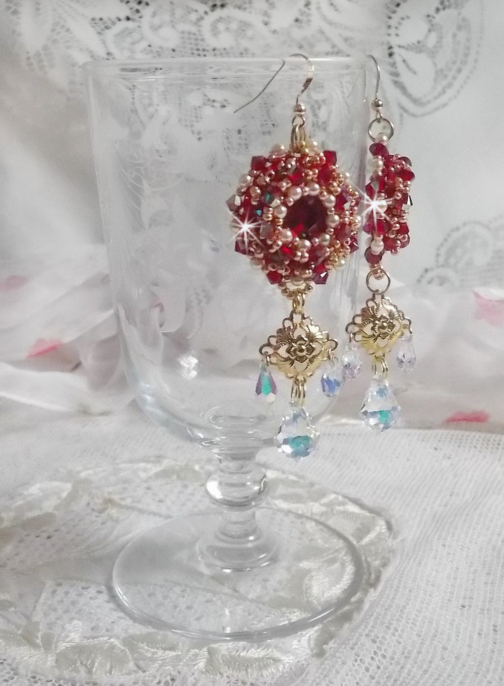 BO Rubiner brodert med Sawarovski-krystaller, perleperler, filigranstempler og 14 karat gull Fyllte ørekroker