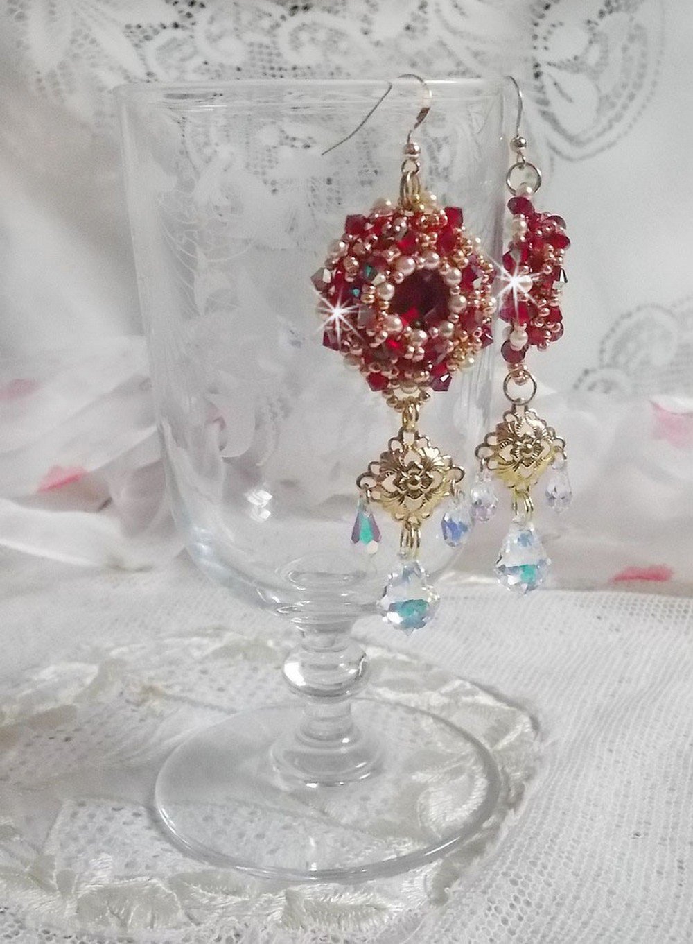 BO Rubiner brodert med Sawarovski-krystaller, perleperler, filigranstempler og 14 karat gull Fyllte ørekroker