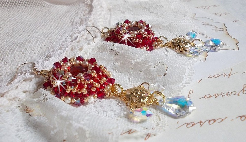 BO Rubiner brodert med Sawarovski-krystaller, perleperler, filigranstempler og 14 karat gull Fyllte ørekroker