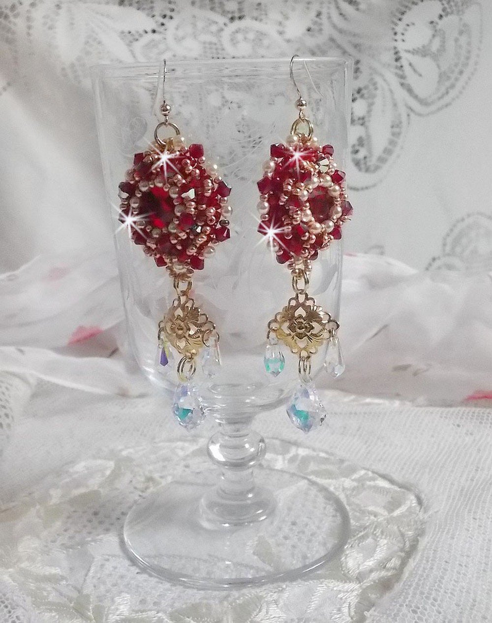 BO Rubiner brodert med Sawarovski-krystaller, perleperler, filigranstempler og 14 karat gull Fyllte ørekroker