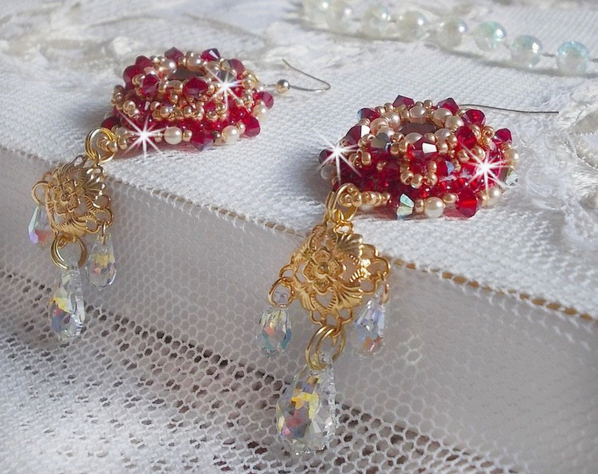 BO Rubiner brodert med Sawarovski-krystaller, perleperler, filigranstempler og 14 karat gull Fyllte ørekroker