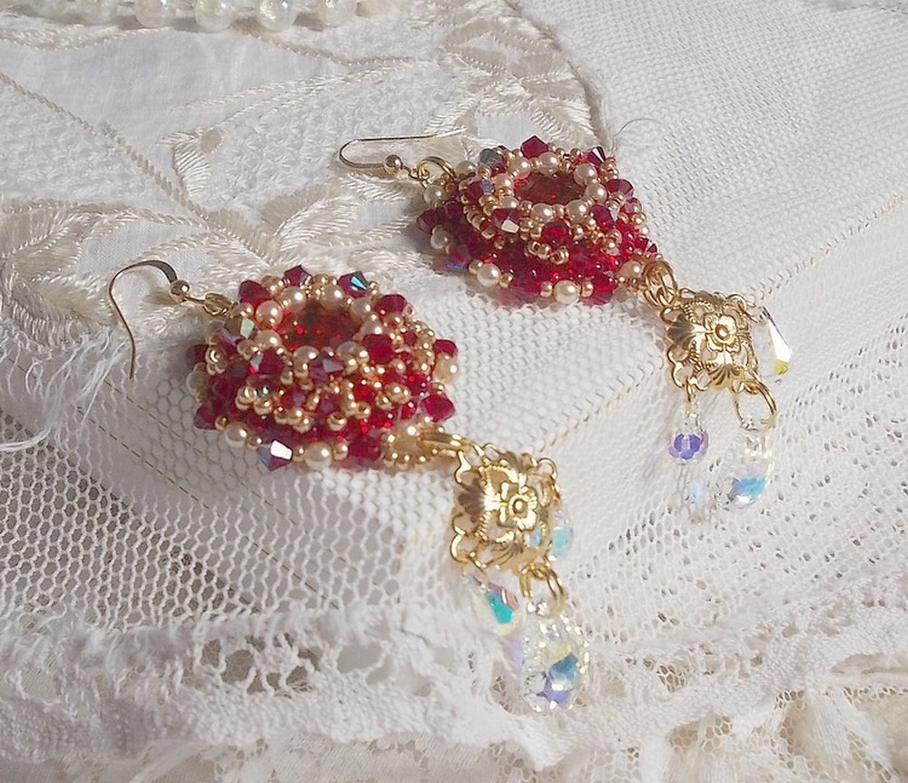 BO Rubiner brodert med Sawarovski-krystaller, perleperler, filigranstempler og 14 karat gull Fyllte ørekroker