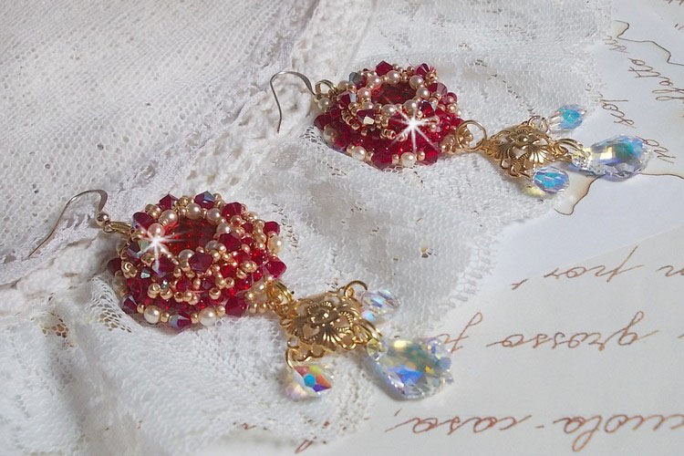 BO Rubiner brodert med Sawarovski-krystaller, perleperler, filigranstempler og 14 karat gull Fyllte ørekroker