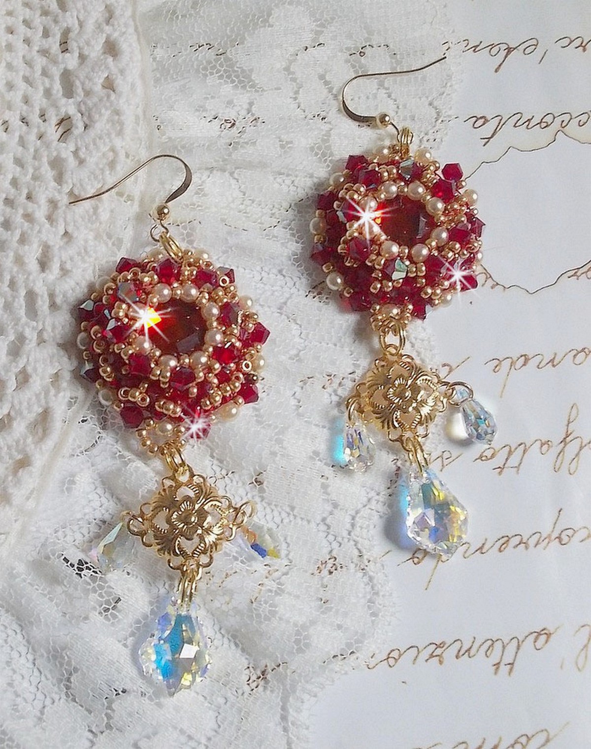 BO Rubiner brodert med Sawarovski-krystaller, perleperler, filigranstempler og 14 karat gull Fyllte ørekroker
