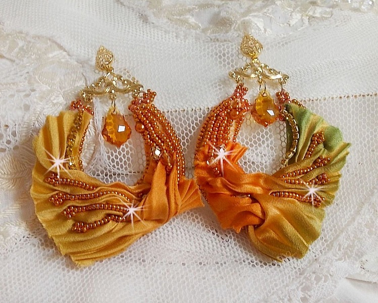 BO Rumba brodert med Swarovski-krystaller, fasetter, perler og avstandsstykker p&aring; et silkeb&aring;nd (Shibori)