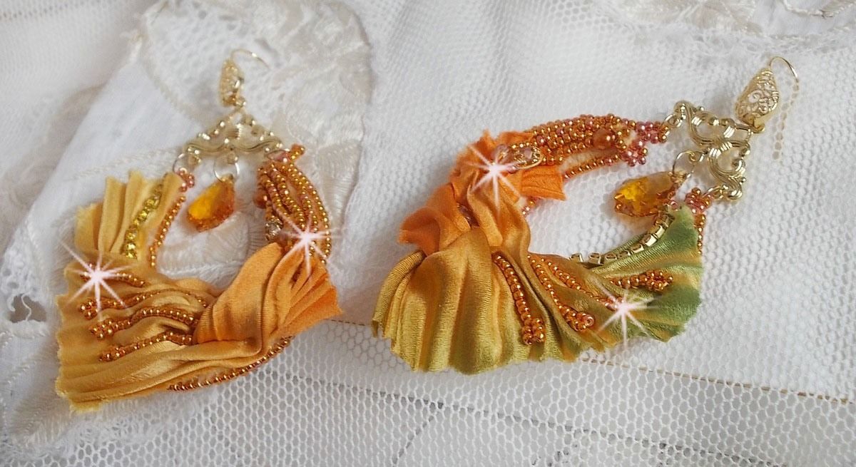 BO Rumba brodert med Swarovski-krystaller, fasetter, perler og avstandsstykker på et silkebånd (Shibori)