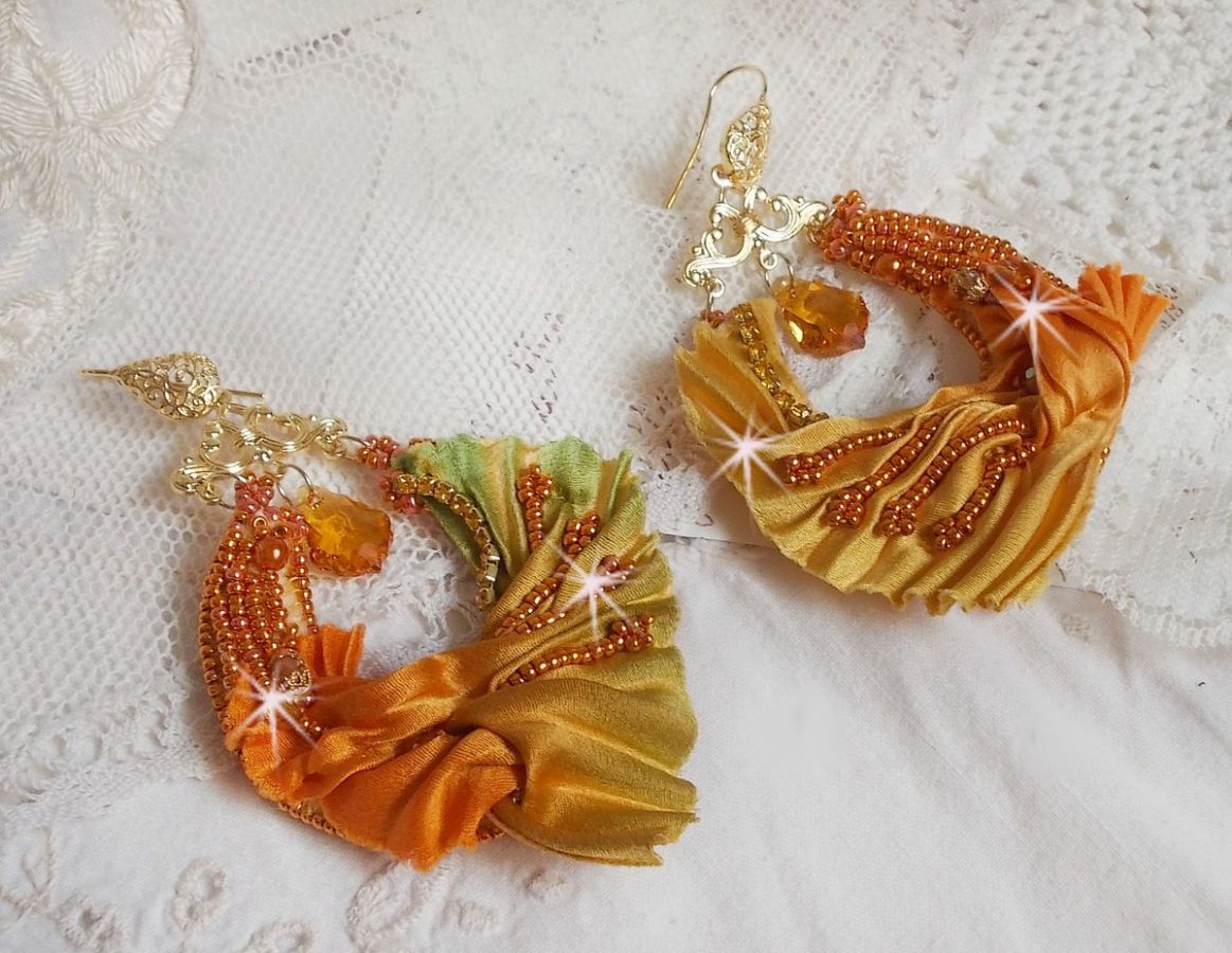BO Rumba brodert med Swarovski-krystaller, fasetter, perler og avstandsstykker på et silkebånd (Shibori)