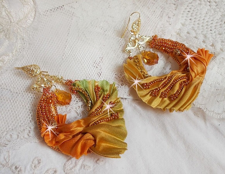 BO Rumba brodert med Swarovski-krystaller, fasetter, perler og avstandsstykker p&aring; et silkeb&aring;nd (Shibori)