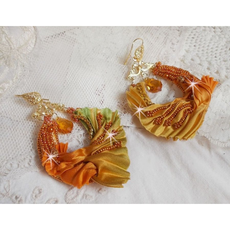 BO Rumba brodert med Swarovski-krystaller, fasetter, perler og avstandsstykker på et silkebånd (Shibori)