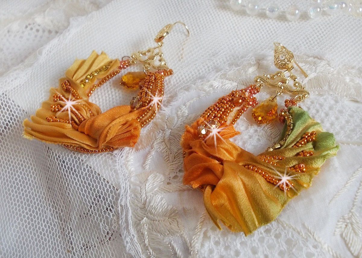 BO Rumba brodert med Swarovski-krystaller, fasetter, perler og avstandsstykker på et silkebånd (Shibori)