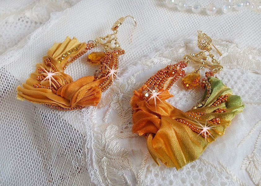 BO Rumba brodert med Swarovski-krystaller, fasetter, perler og avstandsstykker p&aring; et silkeb&aring;nd (Shibori)