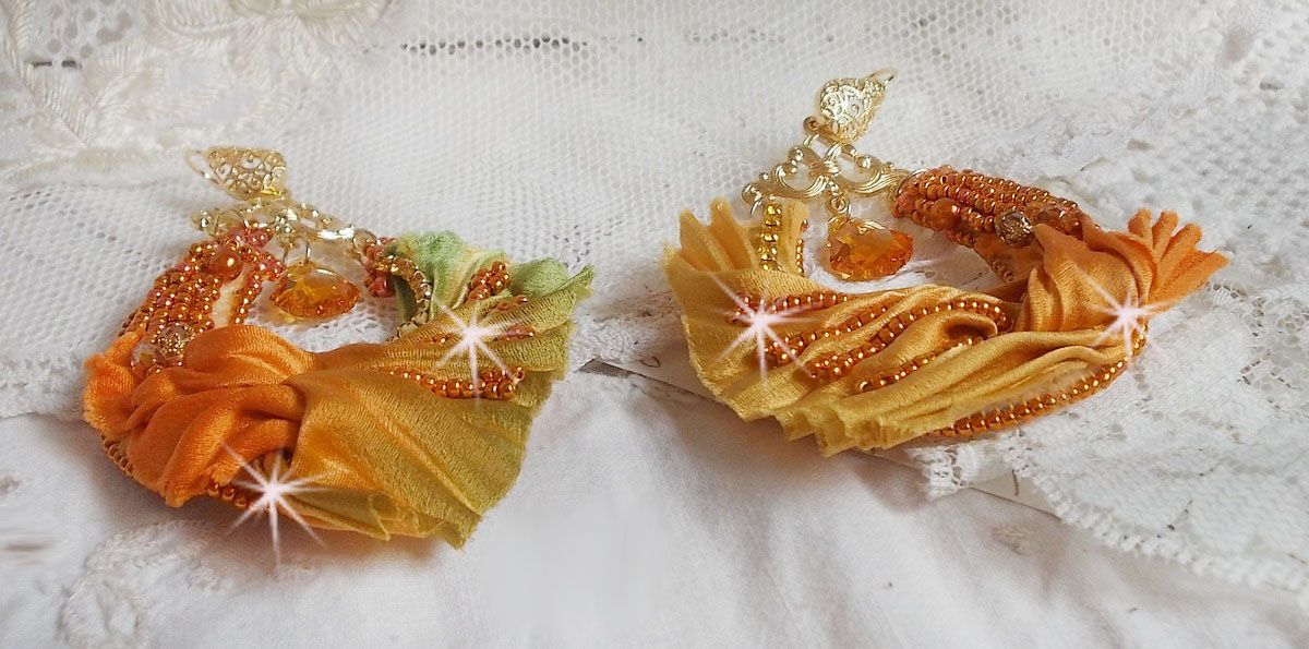 BO Rumba brodert med Swarovski-krystaller, fasetter, perler og avstandsstykker på et silkebånd (Shibori)