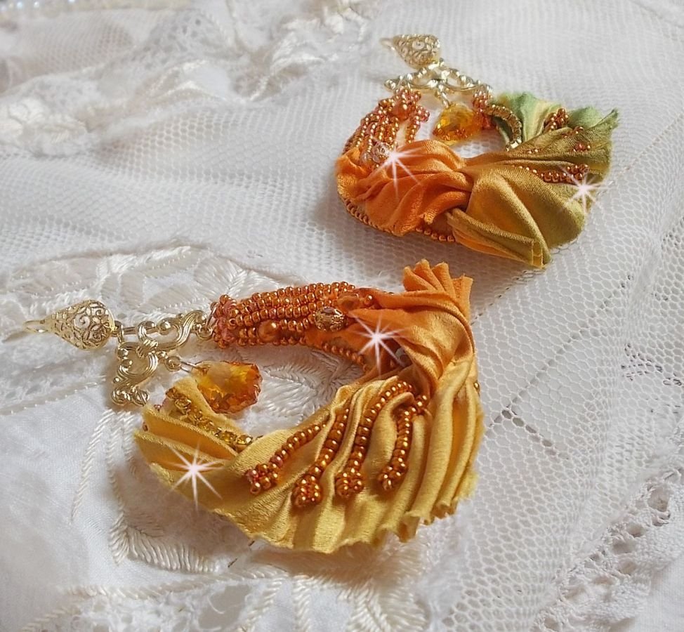 BO Rumba brodert med Swarovski-krystaller, fasetter, perler og avstandsstykker på et silkebånd (Shibori)