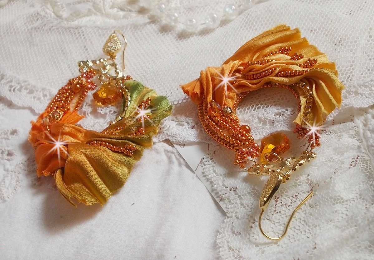 BO Rumba brodert med Swarovski-krystaller, fasetter, perler og avstandsstykker på et silkebånd (Shibori)