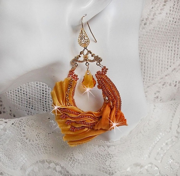 BO Rumba brodert med Swarovski-krystaller, fasetter, perler og avstandsstykker p&aring; et silkeb&aring;nd (Shibori)