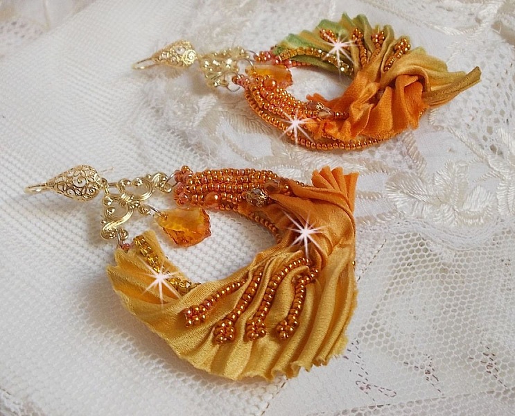 BO Rumba brodert med Swarovski-krystaller, fasetter, perler og avstandsstykker p&aring; et silkeb&aring;nd (Shibori)