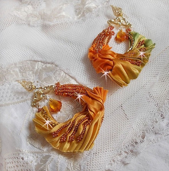 BO Rumba brodert med Swarovski-krystaller, fasetter, perler og avstandsstykker p&aring; et silkeb&aring;nd (Shibori)