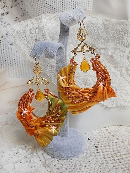 BO Rumba brodert med Swarovski-krystaller, fasetter, perler og avstandsstykker p&aring; et silkeb&aring;nd (Shibori)