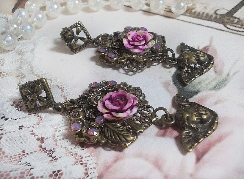 BO Secrets des Angelots laget med harpiksroser, Angelot-charms, trykk og krystaller