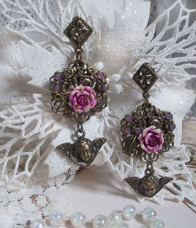 BO Secrets des Angelots laget med harpiksroser, Angelot-charms, trykk og krystaller