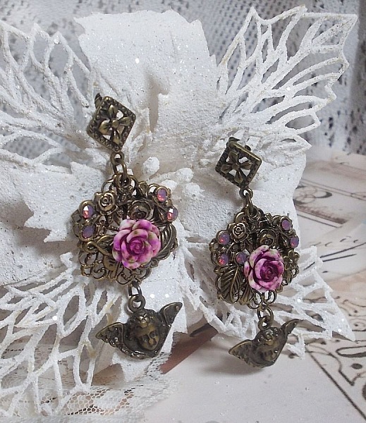 BO Secrets des Angelots laget med harpiksroser, Angelot-charms, trykk og krystaller