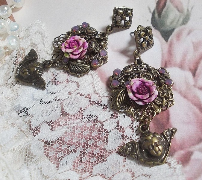 BO Secrets des Angelots laget med harpiksroser, Angelot-charms, trykk og krystaller