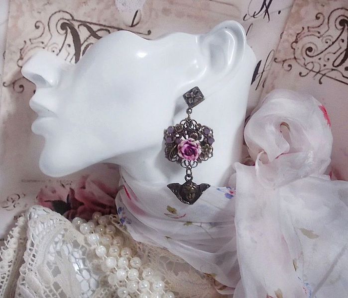 BO Secrets des Angelots laget med harpiksroser, Angelot-charms, trykk og krystaller