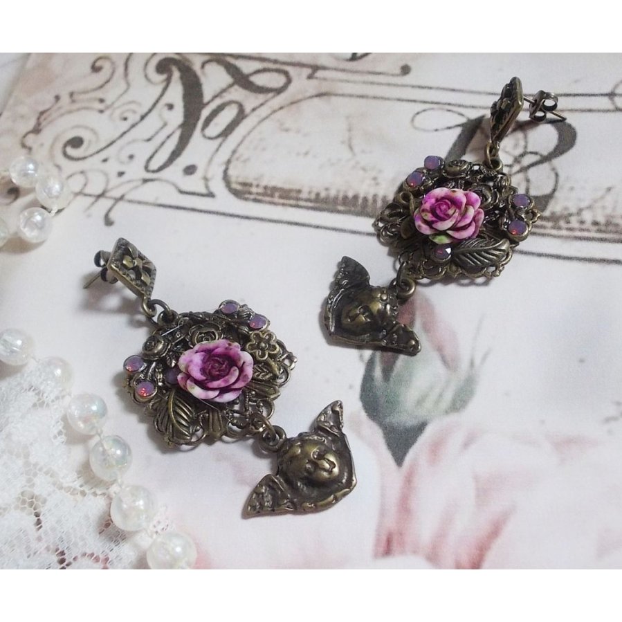 BO Secrets des Angelots laget med harpiksroser, Angelot-charms, trykk og krystaller