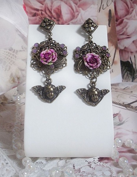 BO Secrets des Angelots laget med harpiksroser, Angelot-charms, trykk og krystaller