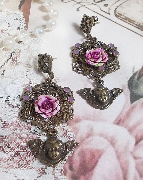 BO Secrets des Angelots laget med harpiksroser, Angelot-charms, trykk og krystaller