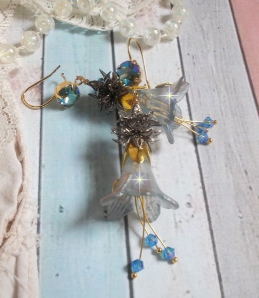 BO Sensations Gold and Blue skapt med h&aring;ndmalte trompetblomster, krystaller, glassblomster og gullbelagt tilbeh&oslash;r.