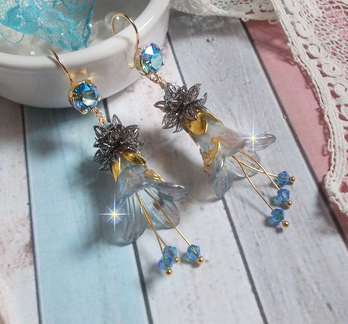 BO Sensations Gold and Blue skapt med håndmalte trompetblomster, krystaller, glassblomster og gullbelagt tilbehør.