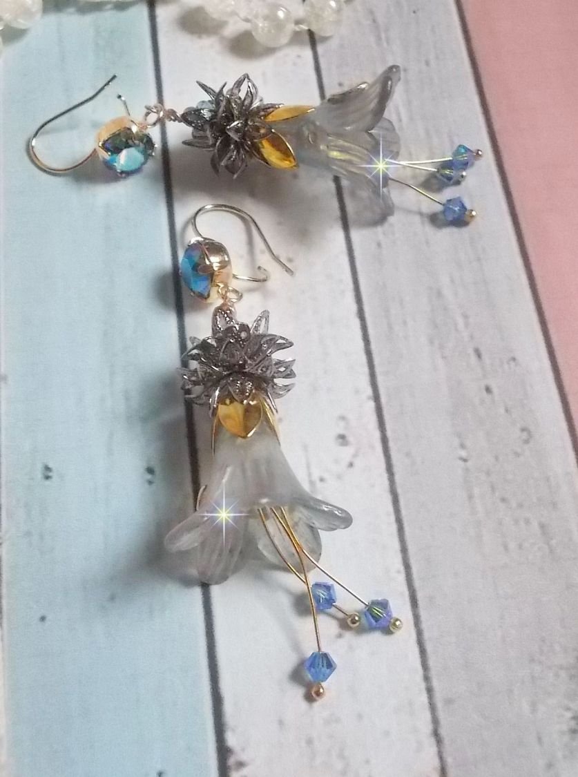 BO Sensations Gold and Blue skapt med håndmalte trompetblomster, krystaller, glassblomster og gullbelagt tilbehør.