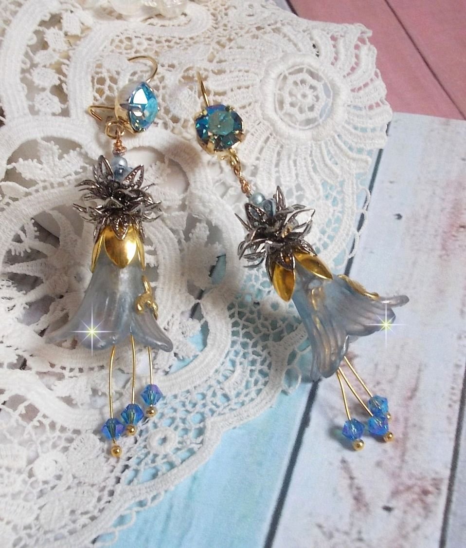 BO Sensations Gold and Blue skapt med håndmalte trompetblomster, krystaller, glassblomster og gullbelagt tilbehør.