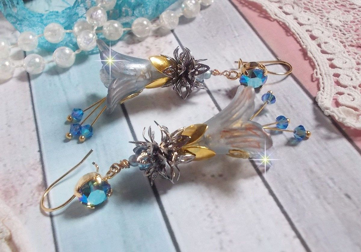 BO Sensations Gold and Blue skapt med håndmalte trompetblomster, krystaller, glassblomster og gullbelagt tilbehør.