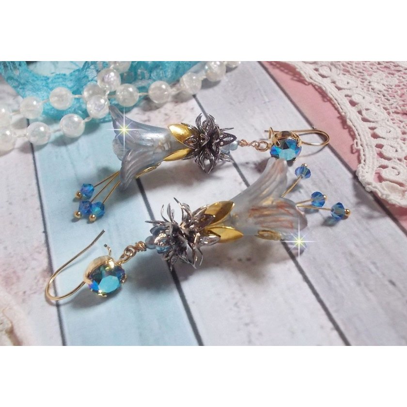BO Sensations Gold and Blue skapt med håndmalte trompetblomster, krystaller, glassblomster og gullbelagt tilbehør.