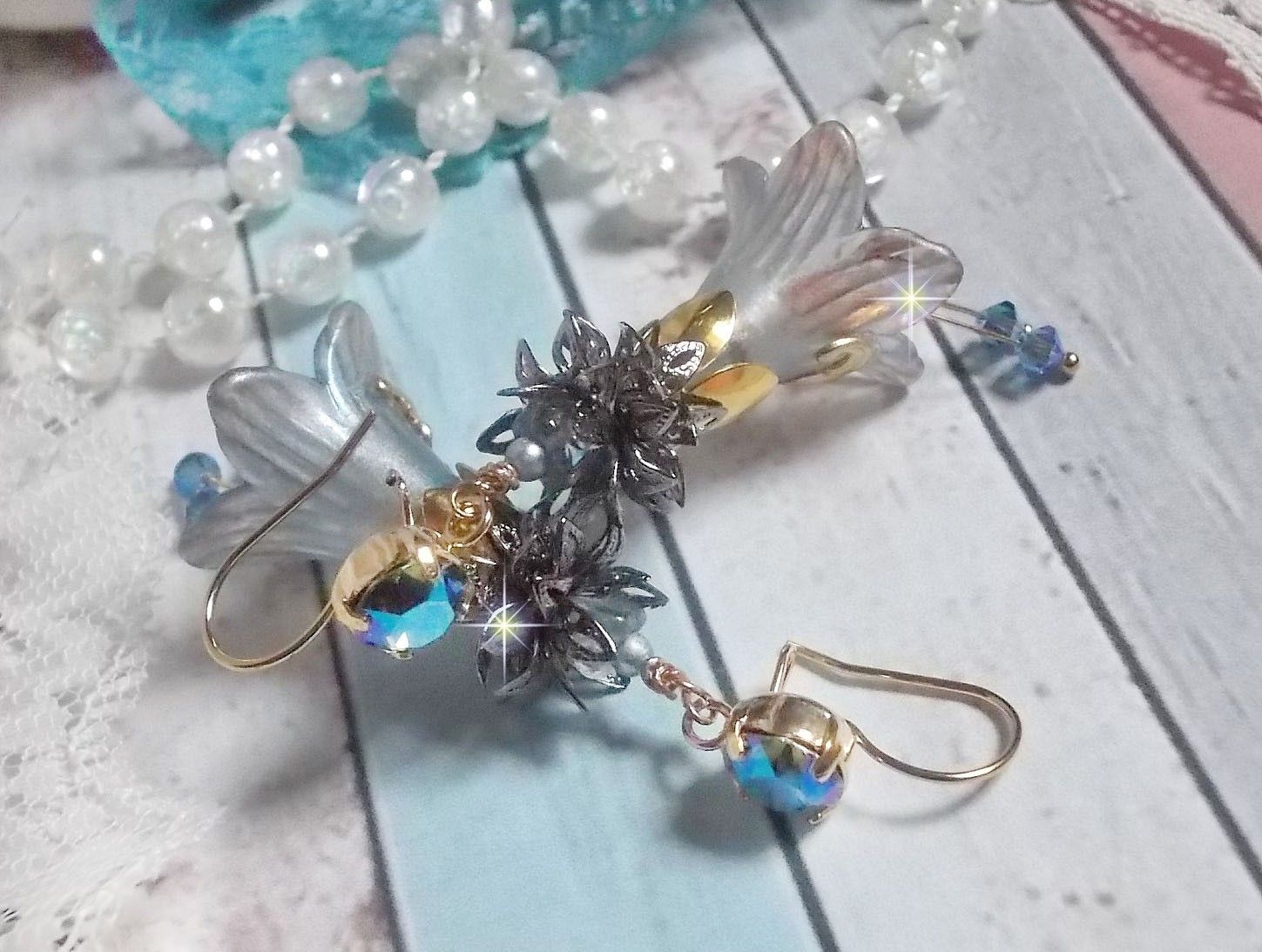 BO Sensations Gold and Blue skapt med håndmalte trompetblomster, krystaller, glassblomster og gullbelagt tilbehør.