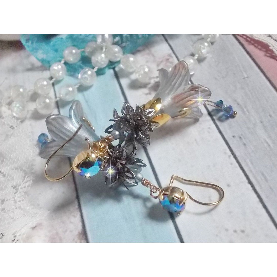 BO Sensations Gold and Blue skapt med håndmalte trompetblomster, krystaller, glassblomster og gullbelagt tilbehør.
