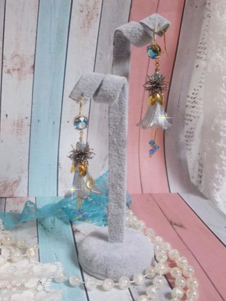 BO Sensations Gold and Blue skapt med h&aring;ndmalte trompetblomster, krystaller, glassblomster og gullbelagt tilbeh&oslash;r.