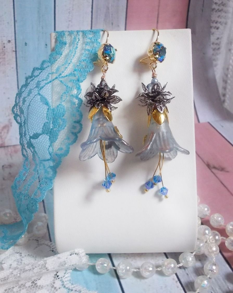 BO Sensations Gold and Blue skapt med håndmalte trompetblomster, krystaller, glassblomster og gullbelagt tilbehør.