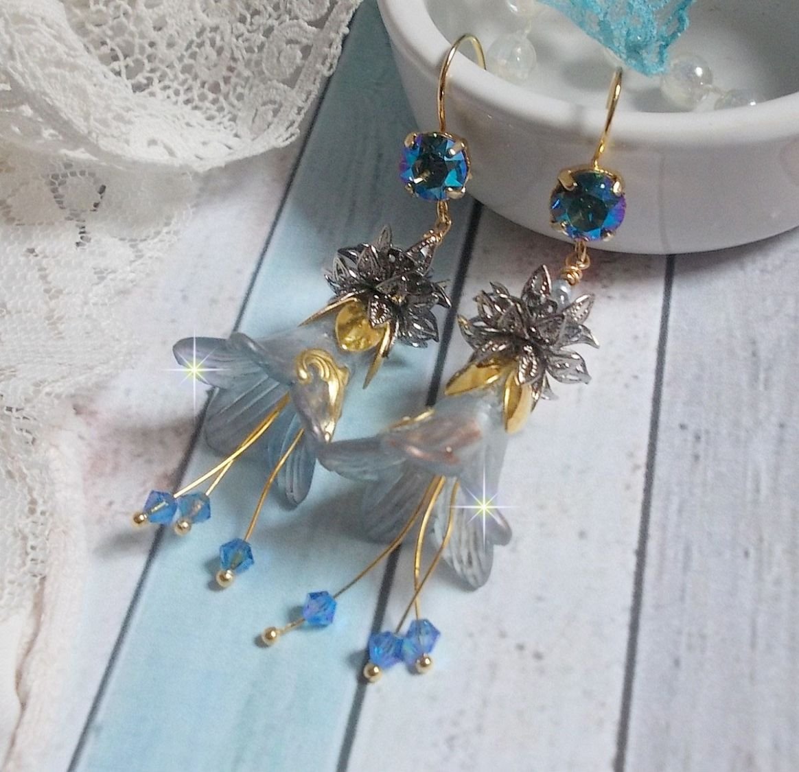 BO Sensations Gold and Blue skapt med håndmalte trompetblomster, krystaller, glassblomster og gullbelagt tilbehør.