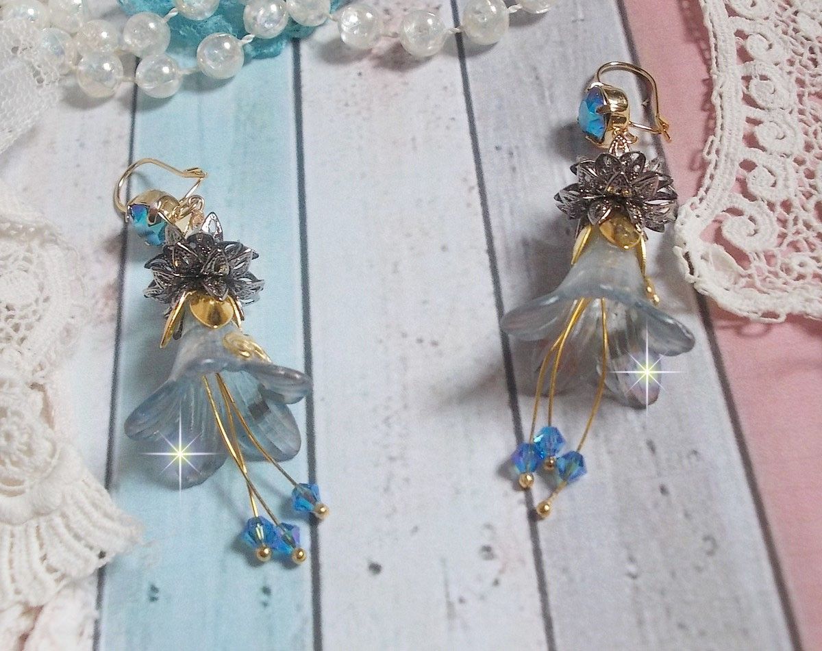 BO Sensations Gold and Blue skapt med håndmalte trompetblomster, krystaller, glassblomster og gullbelagt tilbehør.